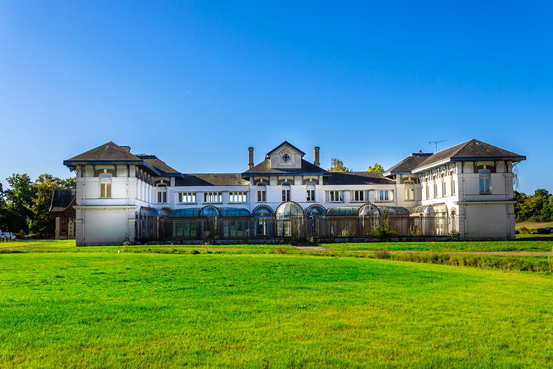 Façade du bâtiment historique du domaine, style Belle Époque
