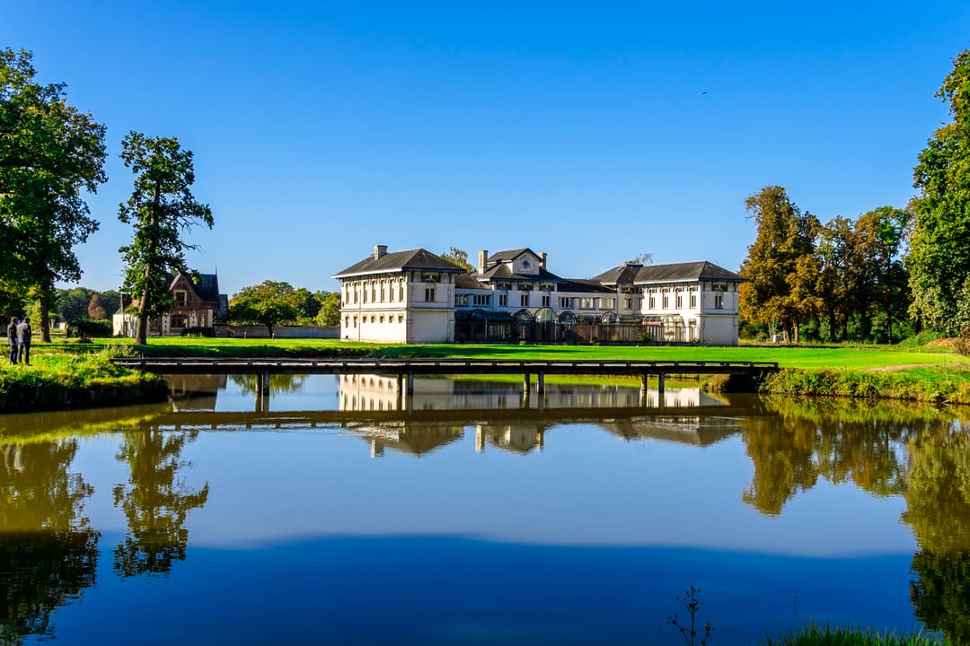 Façade et jardins du bâtiment historique