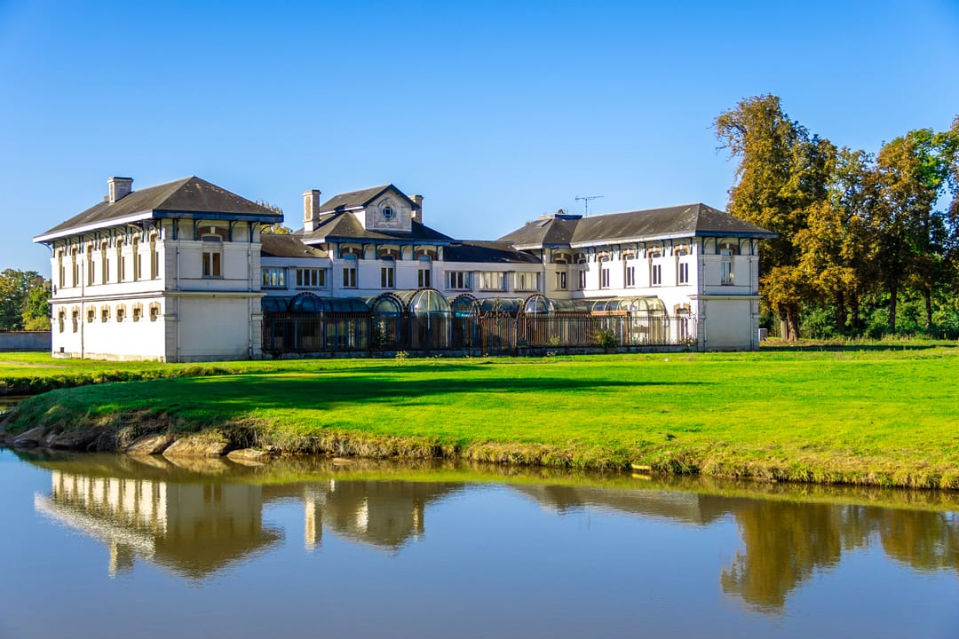 Vue d’ensemble du bâtiment historique et de son parc