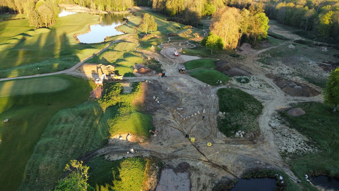 Vue aérienne du parcours 18 trous, fairways et bosquets à Gretz-Armainvilliers