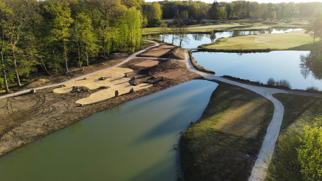 Vue aérienne du parcours, ligne de jeu entre les arbres