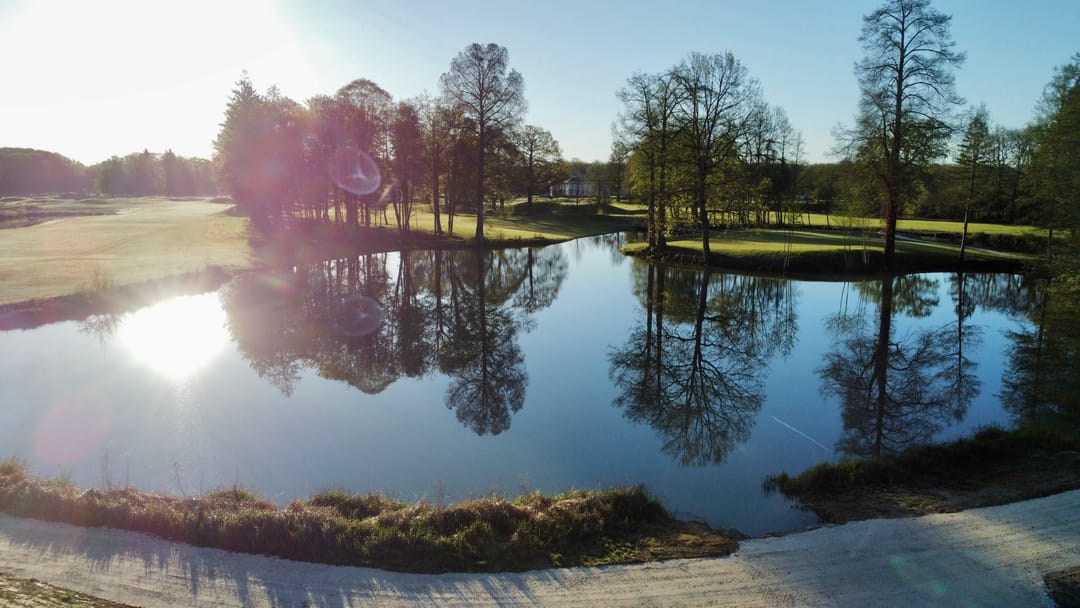 Vue aérienne du domaine, forêt et fairways