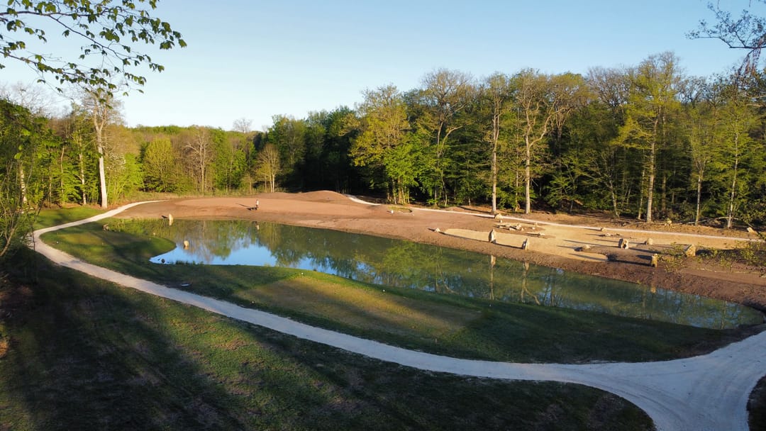 Vue aérienne large du golf et de ses plans d’eau