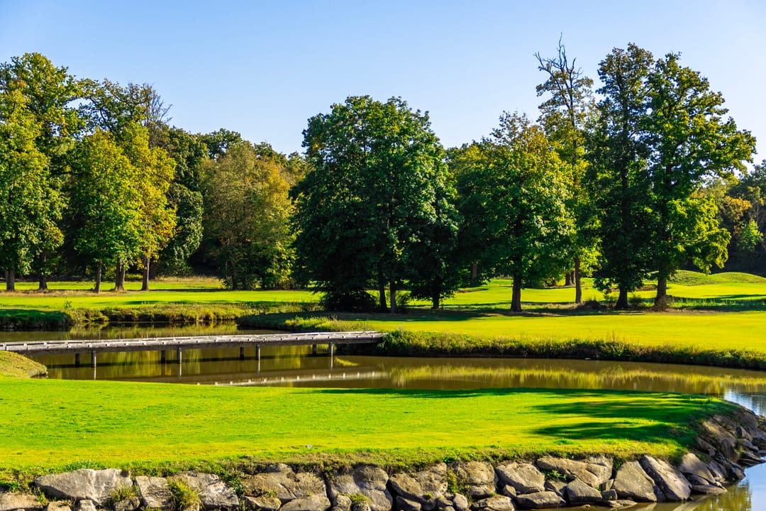 Bunker de sable et fairway en fin de journée