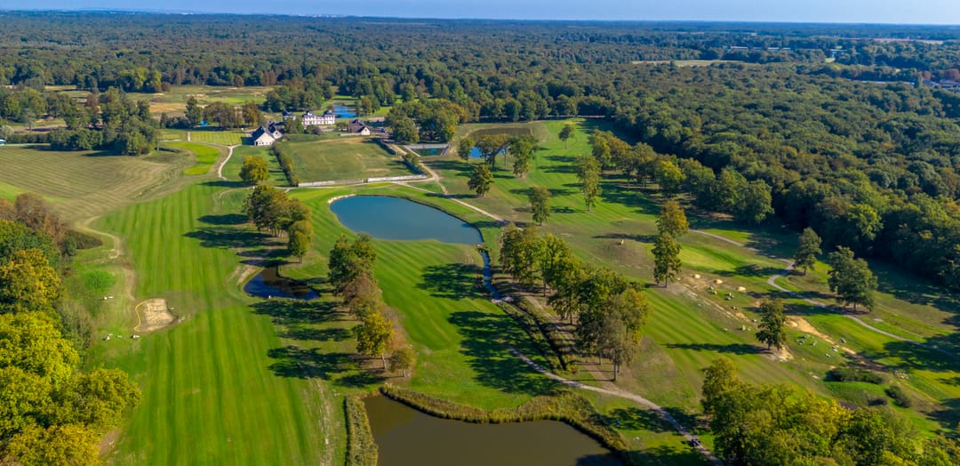 Départ bordé d’arbres, parcours du Golf International Clément Ader