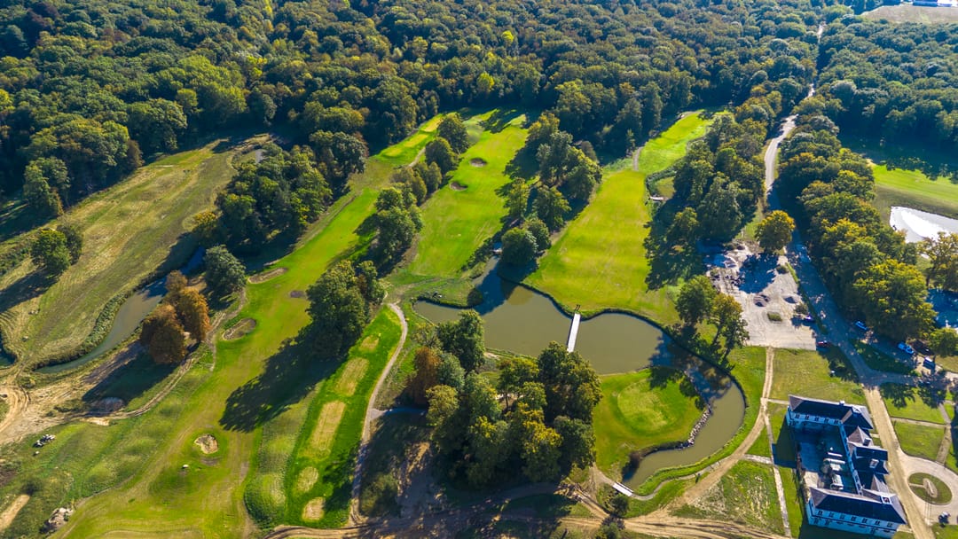 Fairway et plan d’eau, lumière de fin de journée