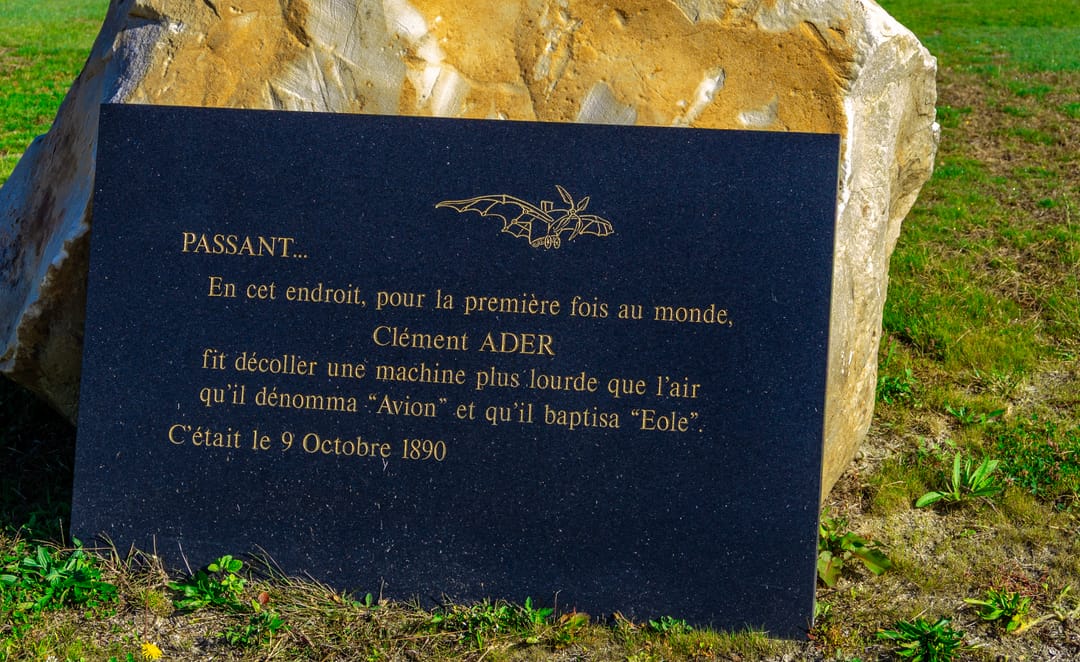Stèle commémorative sur le domaine : « En cet endroit, pour la première fois au monde, Clément Ader fit décoller une machine plus lourde que l’air qu’il dénomma Avion et qu’il baptisa Éole. C’était le 9 octobre 1890 »
